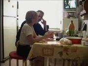 Русское порно парень с девушкой на кухне